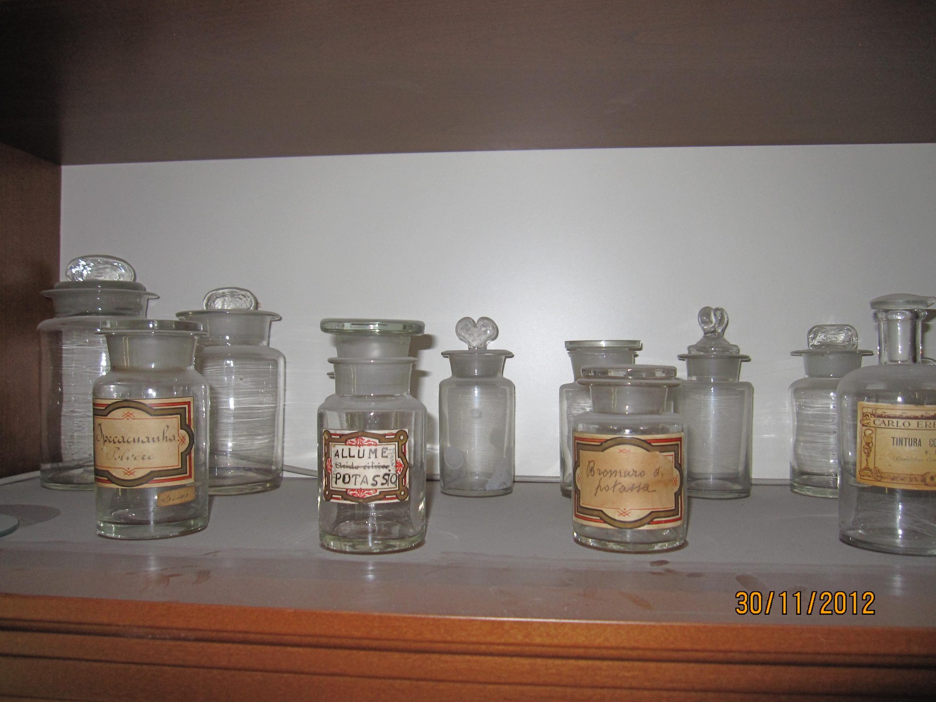 Interno farmacia 2.jpg